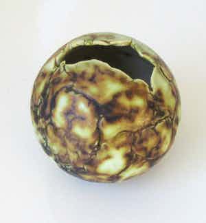 Niet of onleesbaar gesigneerd - Studio Keramisch opengewerkt object verkocht voor € 1!