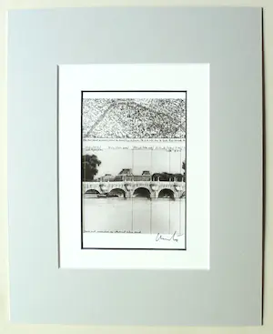 Christo - Project " Pont Neuf wrapped " 1983 - inc. original stofmonster - handgesigneerd kopen? Bied vanaf 135!