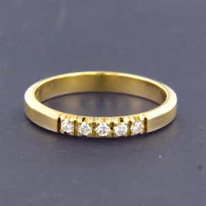 18K Goud - rijring bezet met briljant geslepen diamant totaal circa 0.15 ct, ringmaat 18 verkocht voor € 240!