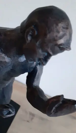 Niet of onleesbaar gesigneerd - Beeld/figuur "Onbewapende Weerstand" kopen? Bied vanaf 1!