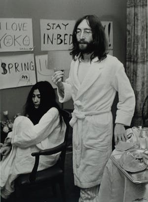 Nico Koster - Foto, John Lennon & Yoko Ono - Hilton Hotel tijdens de 'Bed-in for Peace' in '69 kopen? Bied vanaf 175!