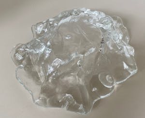 Jolanda Prinsen - Zware glazen schaal met een decor van schelpen en kokkels kopen? Bied vanaf 50!