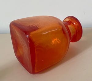 Niet of onleesbaar gesigneerd - Vintage Scandinavische oranje-rode glazen flesvaas kopen? Bied vanaf 1!