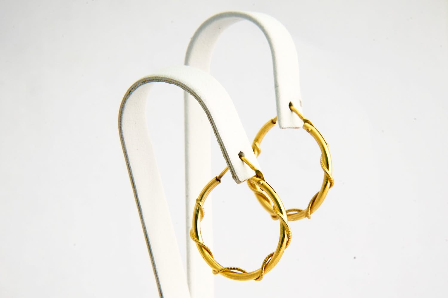 160 - 1 Paar grote 18 karaats gouden gedraaide "Kabeltouw" oorringen kopen? Bied vanaf 125!