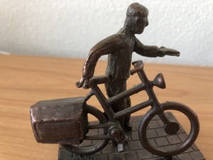 Brons (Onbekend) - Prachtig beeld van een postbode / krantenbezorger met zijn fiets. kopen? Bied vanaf 1!
