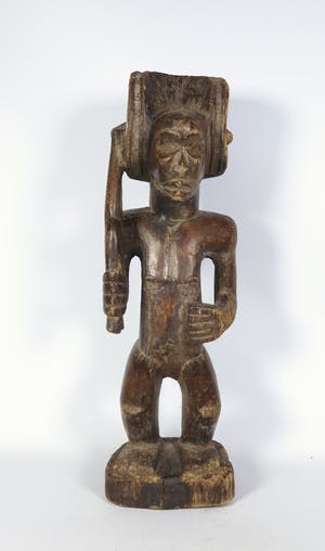 Chokwe - Houten krijgerbeeld met geweer en koninklijk kapsel kopen? Bied vanaf 1!