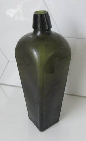 Niet of onleesbaar gesigneerd - Antieke 19e eeuwse groen glazen fles (vierkante voet) kopen? Bied vanaf 1!