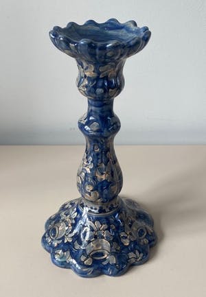 Niet of onleesbaar gesigneerd - C.M. Biagioli Gubbio - Twee hand gedecoreerde Majolica kandelaren kopen? Bied vanaf 1!