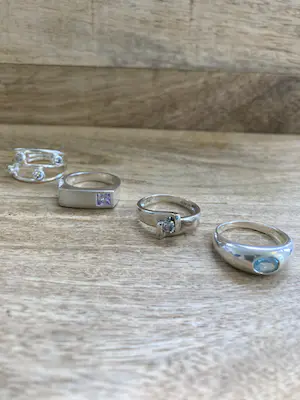 Een Lotje van vier zilveren ringen met kleursteen en zirkonia kopen? Bied vanaf 35!
