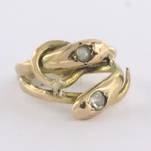 Gele ring met twee slangen koppen, parel en diamant 0.04 ct - ringmaat 16.25 kopen? Bied vanaf 190!