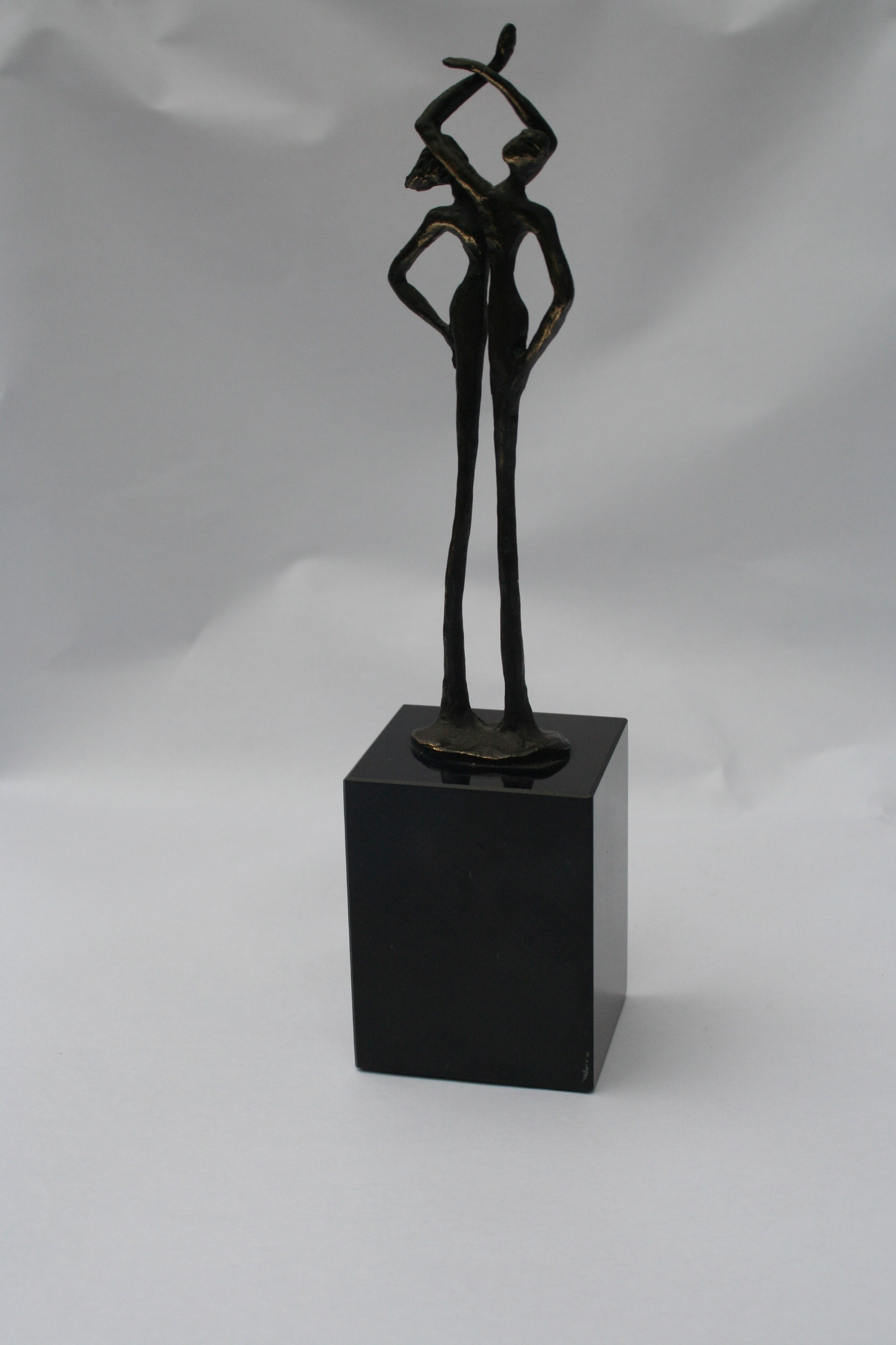 Niet of onleesbaar gesigneerd - man en vrouw - bronzen beeldje - zwart marmer sokkel kopen? Bied vanaf 1!