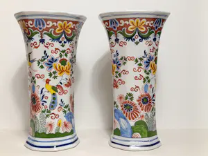 Royal Boch - Een paar Boch "Cornet" vazen. Periode bekend als "De schilderskamer". kopen? Bied vanaf 118!