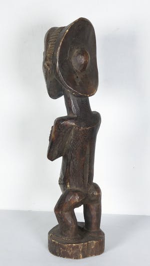 Luba - Houten vrouwelijk voorouderbeeld met gekruiste armen en haarknot kopen? Bied vanaf 1!