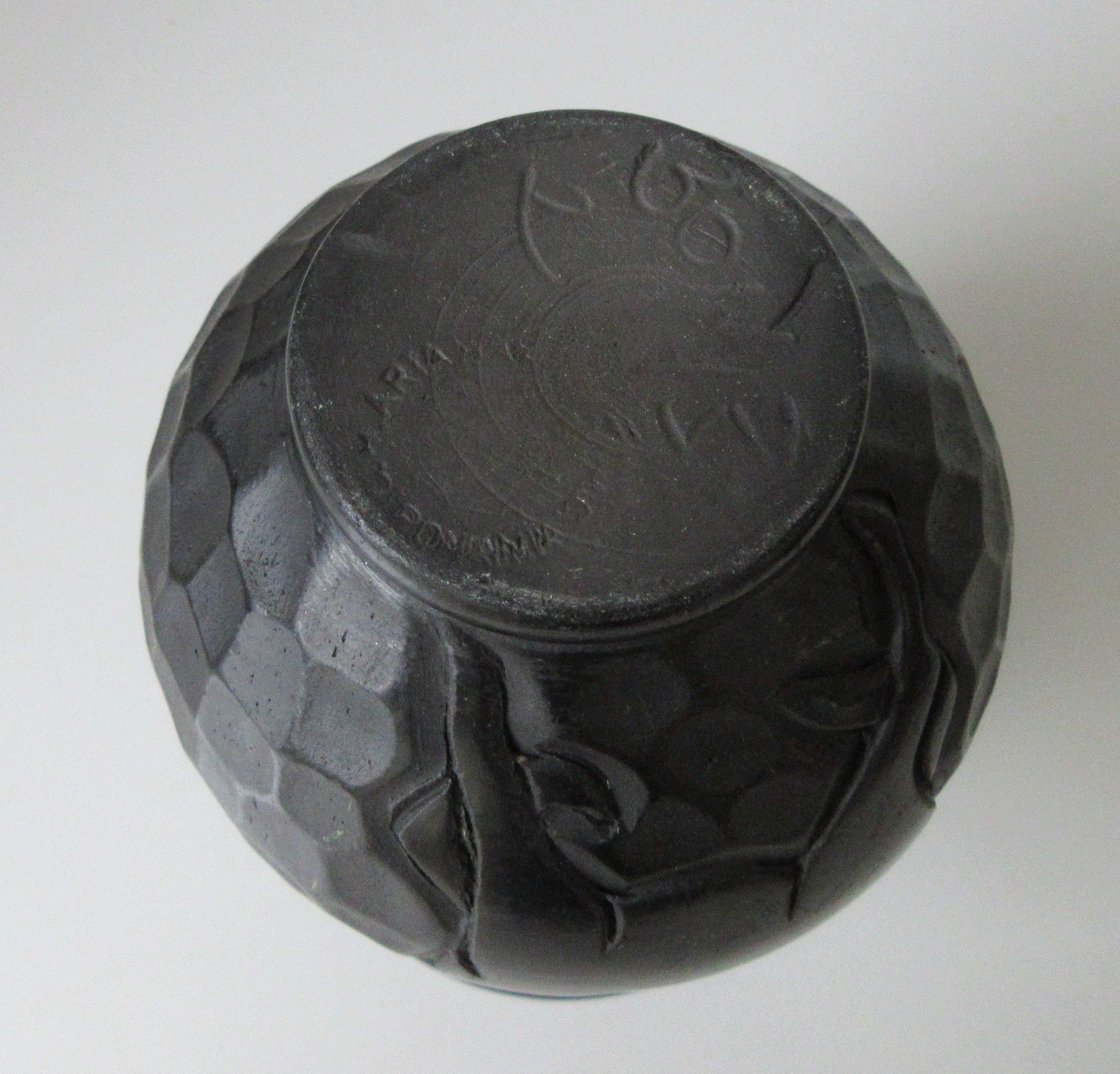 Niet of onleesbaar gesigneerd - Roemeense studio keramische basalt vaas met incisie decor van een hert kopen? Bied vanaf 1!