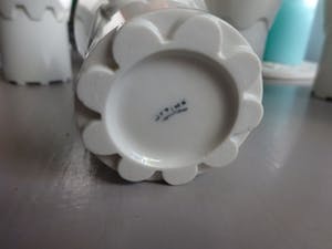 Frans Ottink - 6 witte porselein bekers allen verschillend en in nieuwstaat kopen? Bied vanaf 60!