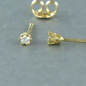 Acheter18k geel gouden solitair oorknoppen bezet met briljant geslepen diamant 0,08ct? Enchérissez de 140!