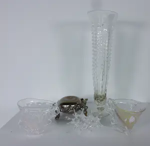 AcheterYvon Trossèl - Diverse speels gevormde glasobjecten ('Bonbonella', 2 kopjes, hanger en vaasje)? Enchérissez de 80!