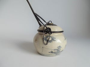 Niet of onleesbaar gesigneerd - Chinees porselein potje met decoratie en karakters kopen? Bied vanaf 10!