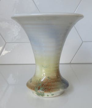 Niet of onleesbaar gesigneerd - Schots UIG Pottery vaasje kopen? Bied vanaf 1!