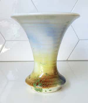 Niet of onleesbaar gesigneerd - Schots UIG Pottery vaasje verkocht voor € 1!