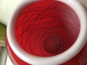 Niet of onleesbaar gesigneerd - Rode glazen vaas met zwart draadglas kopen? Bied vanaf 10!