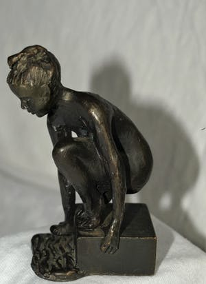 Niet of onleesbaar gesigneerd - Bronzen beeldje , “Meisje aan het water“ kopen? Bied vanaf 1!