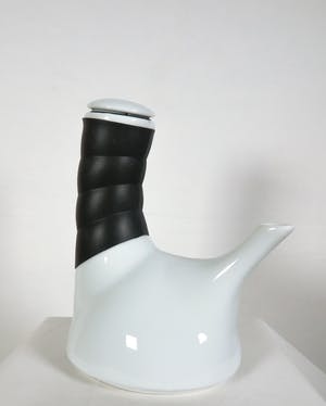 Niet of onleesbaar gesigneerd - Porseleinen theepot met rubberen omwikkelde hals kopen? Bied vanaf 1!