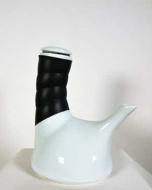 Niet of onleesbaar gesigneerd - Porseleinen theepot met rubberen omwikkelde hals verkocht voor € 1!