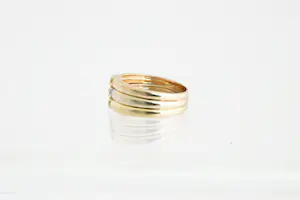 102 - Charmante 18Krt gouden tricolor ring met 3 steens ca 0.10ct briljant. kopen? Bied vanaf 260!
