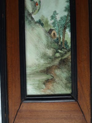 Curiosa - Keramieken tegel in gestoken houten paneel , Oosterse voorstelling kopen? Bied vanaf 1!