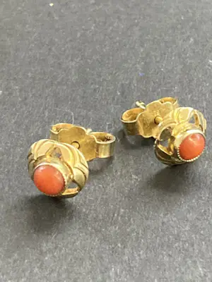 14 karaats geelgouden oorknoppen met bloedkoraal kopen? Bied vanaf 60!