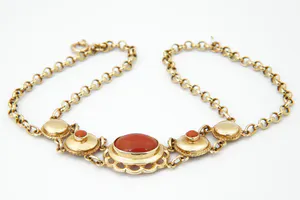 Elegante 14 karaats geel-gouden dames armband gezet met bloedkoraal kopen? Bied vanaf 240!