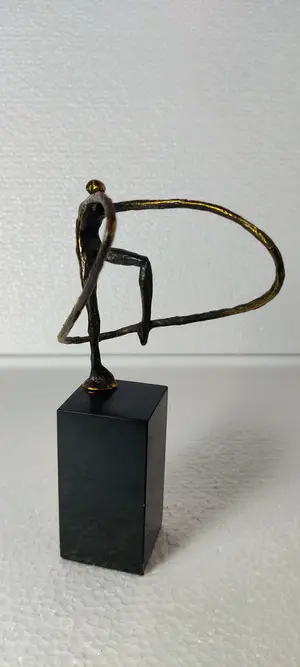 AcheterNiet of onleesbaar gesigneerd - Een prachtige bronzen beeldje gymnaste? Enchérissez de 1!