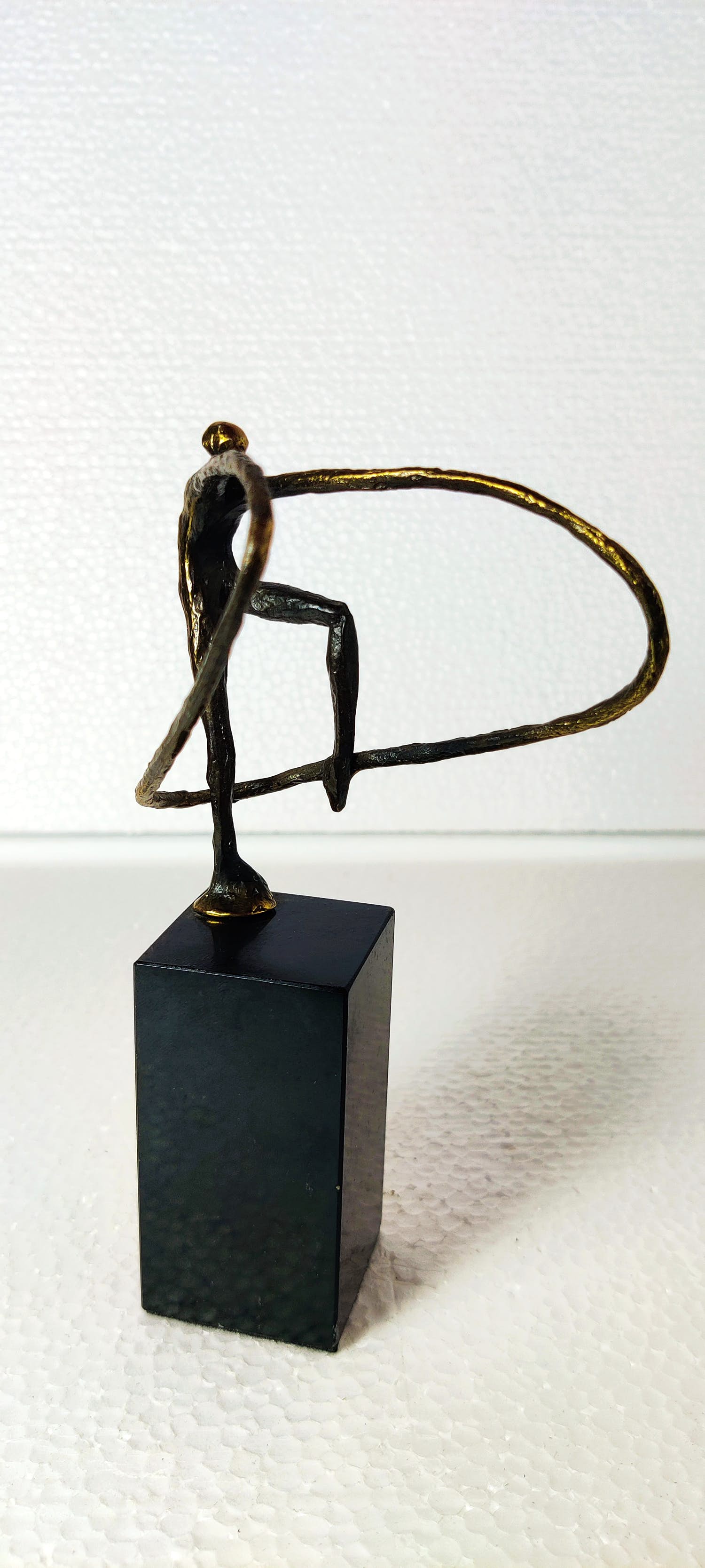 Niet of onleesbaar gesigneerd - Een prachtige bronzen beeldje gymnaste kopen? Bied vanaf 1!