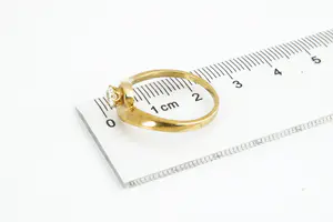 82 - Subtiele 18krt geel-goud & diamanten (0.25ct) gedraaide solitair ring kopen? Bied vanaf 110!