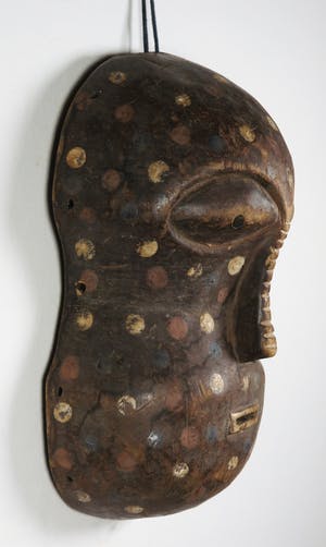 Ngbaka - Houten apenmasker met gekleurde stippen kopen? Bied vanaf 1!