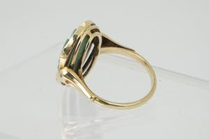 1274 - Aparte 14krt gouden dames ring met handgesneden groene steen (Jade?) kopen? Bied vanaf 85!