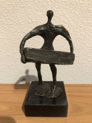 Corry Ammerlaan - Prachtig beeldje " Een zware last dragen " kopen? Bied vanaf 25!