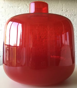 Willem Rozendaal - Helderrode vaas van groot volume kopen? Bied vanaf 75!