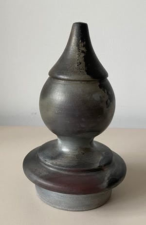 Niet of onleesbaar gesigneerd - Museale Studio Keramische Raku en paardenhaar deksel of urnvaas kopen? Bied vanaf 1!
