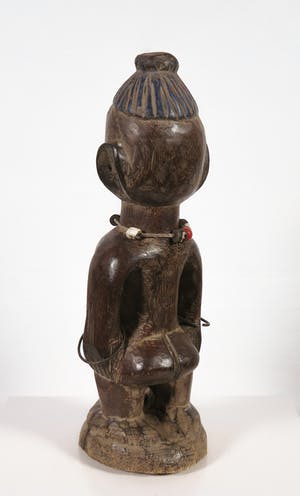 Yoruba - Ibedji - Vrouwenbeeld met ijzeren armbanden, kralenketting en blauw haar kopen? Bied vanaf 1!