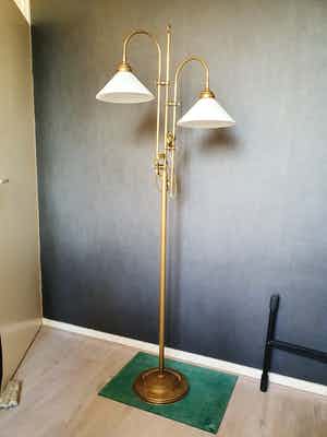 Dubbele koperen vloerlamp met melkglazen kappen, Art Deco stijl verkocht voor € 150!