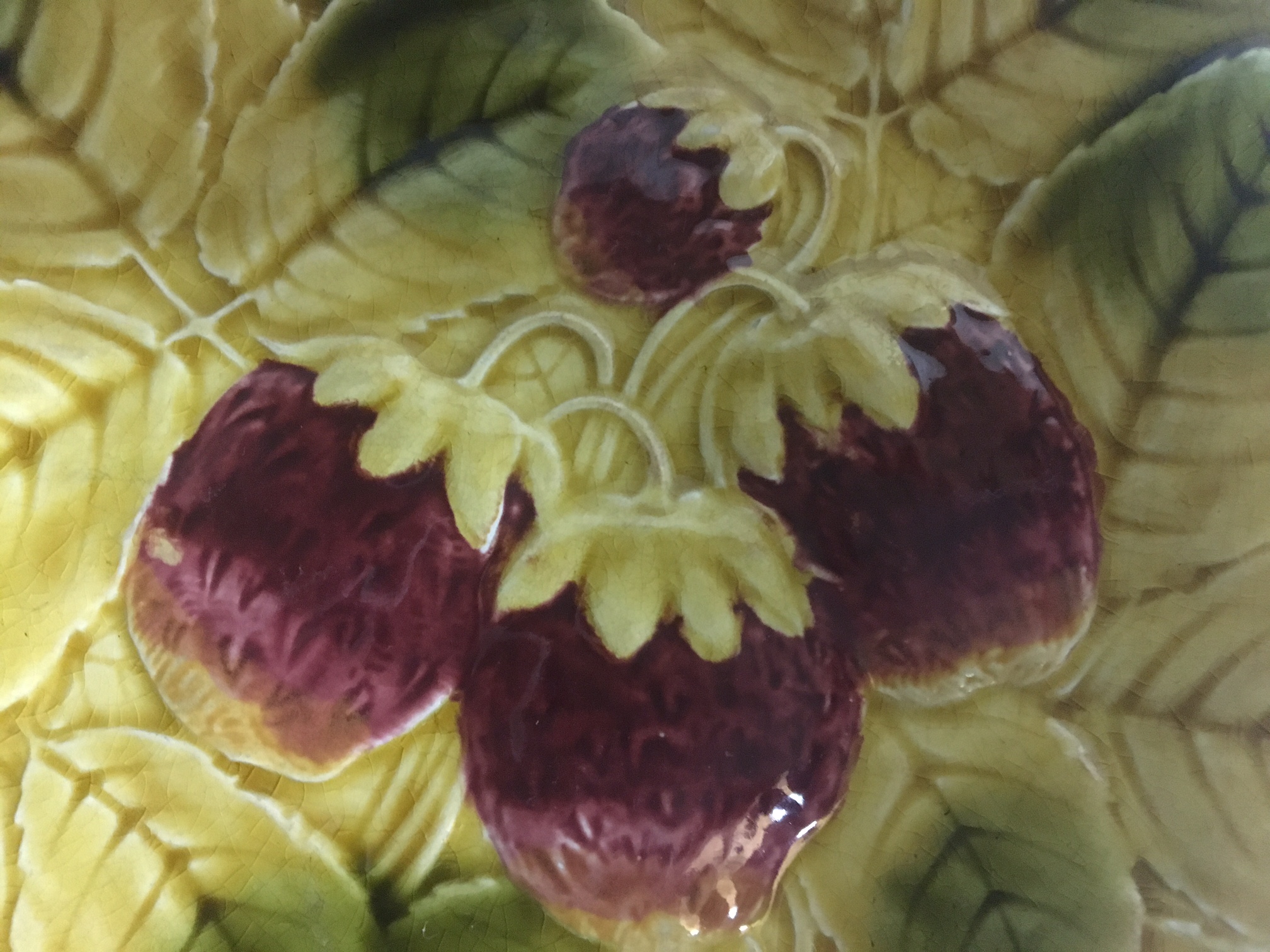 Niet of onleesbaar gesigneerd - Sarreguemimes & St. Clement - Twee Barbotine Majolica sierborden kopen? Bied vanaf 1!
