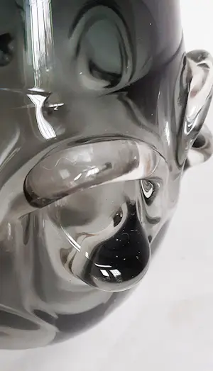 Jan Beranek - Rookgrijze (smoky grey) dikwandige ambachtelijk geblazen glazen vaas kopen? Bied vanaf 49!