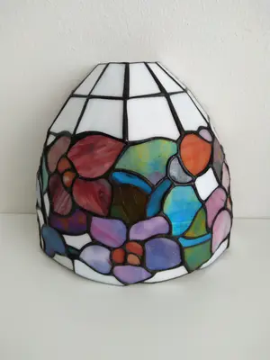 Niet of onleesbaar gesigneerd - Fraaie wandlamp in Tiffany stijl; glas in lood kopen? Bied vanaf 1!