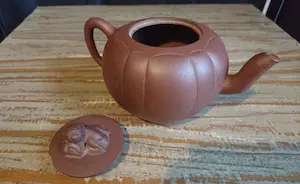 Niet of onleesbaar gesigneerd - 19e eeuwse Yixing Zisha theepot met foo dog kopen? Bied vanaf 1!