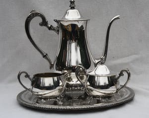 Niet of onleesbaar gesigneerd - Stijlvolle Oneida USA Silver Plate Koffie/Theeset Verzilverd (20e eeuw) kopen? Bied vanaf 1!
