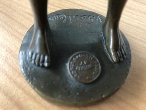 Victor Szczeblewski - Prachtig bronzen beeld - Whistling Boy - van een blootsvoets fluitend jongetje. kopen? Bied vanaf 85!