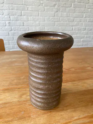Vest Keramiek Gouda - Brutalistische vaas van aardewerk door Marius van Woerden, 1960 kopen? Bied vanaf 35!