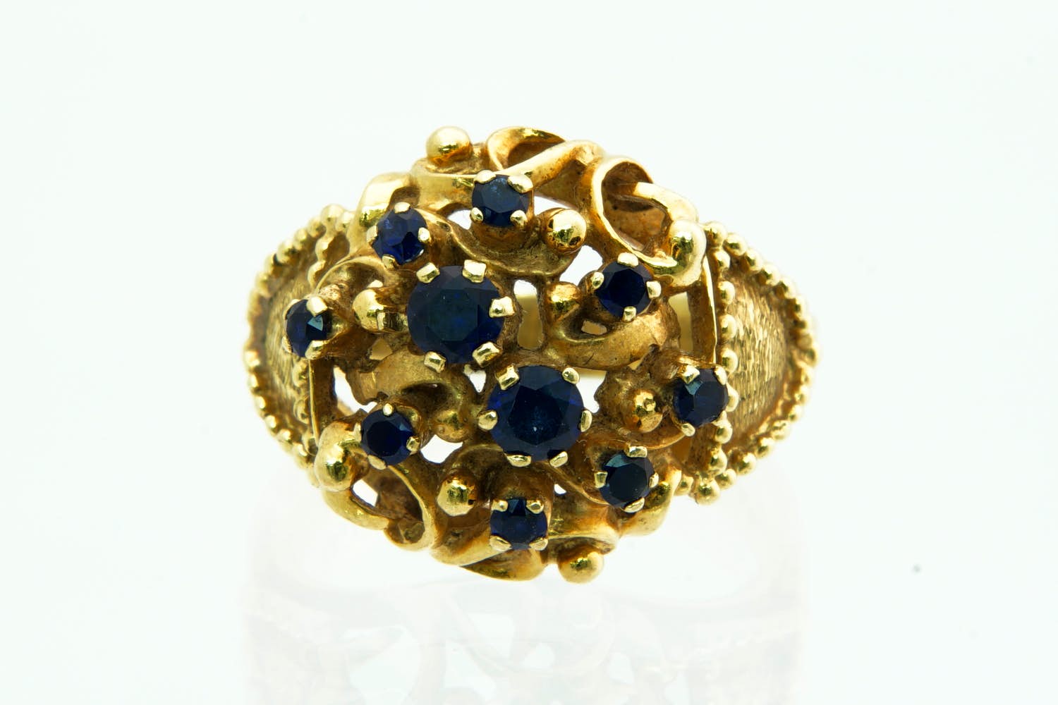 85 - Sierlijke 18 karaats geel-gouden fantasie ring met diep blauwe edelstenen verkocht voor € 330!